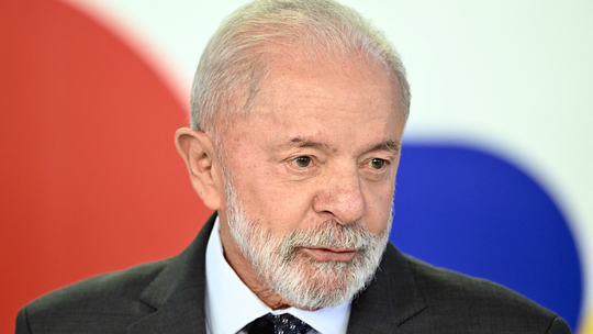 Ipsos-Ipec: 55% dos brasileiros desaprovam a maneira como Lula administra o país - Aprovação oscilou negativamente um ponto, de 40% em março para 39% na pesquisa atual. Margem de erro da pesquisa é de 2 pontos percentuais.