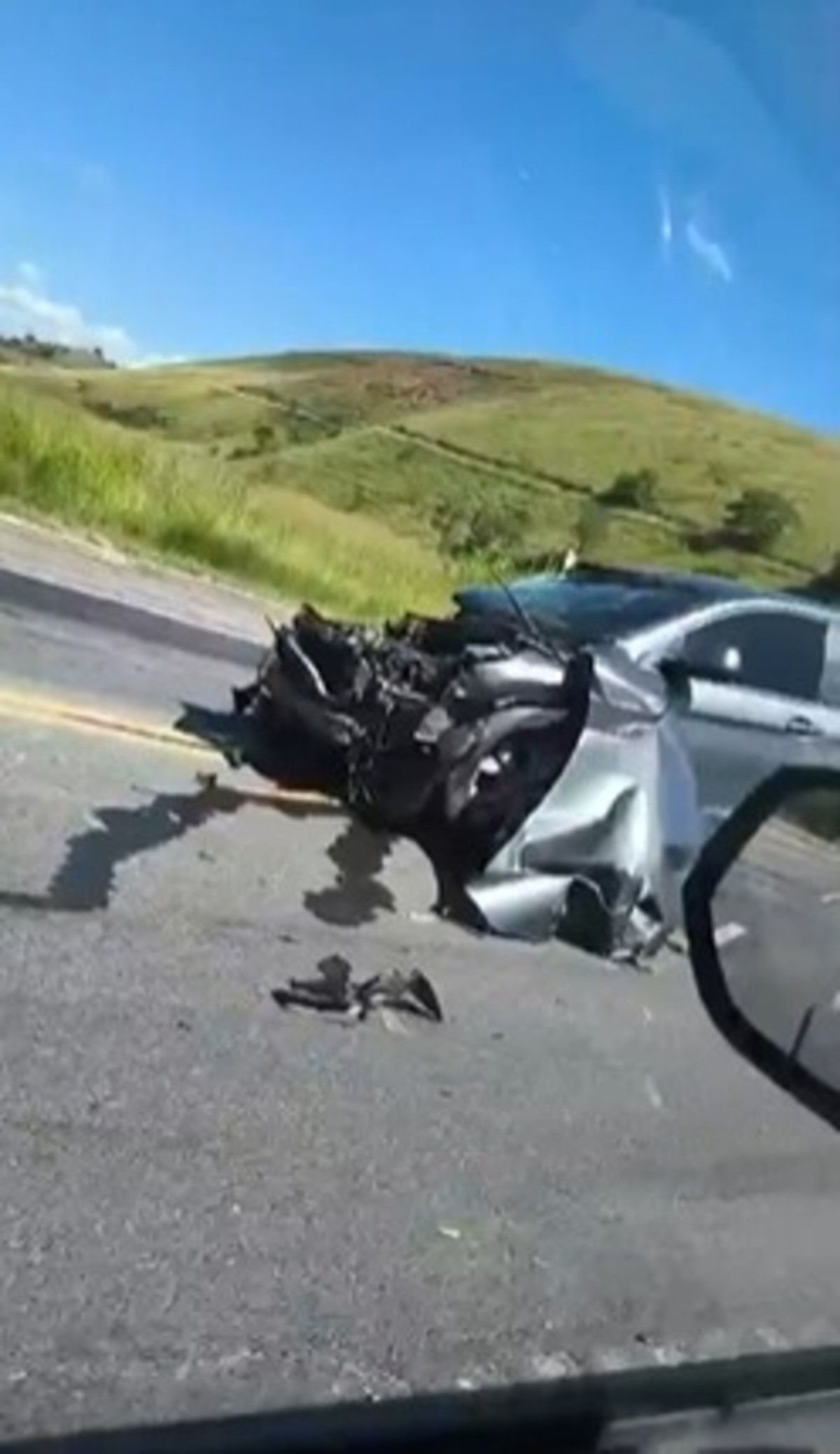 Acidente entre carro e dois caminhões causa congestionamento na BR-393, em Três Rios