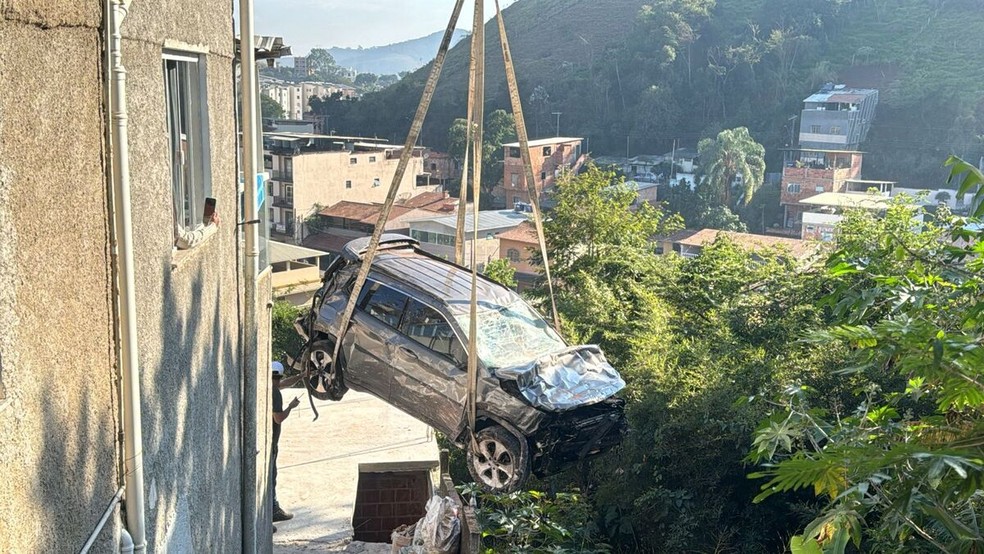 Veículo estacionado em garagem foi arremessado para fora — Foto: TV Integração