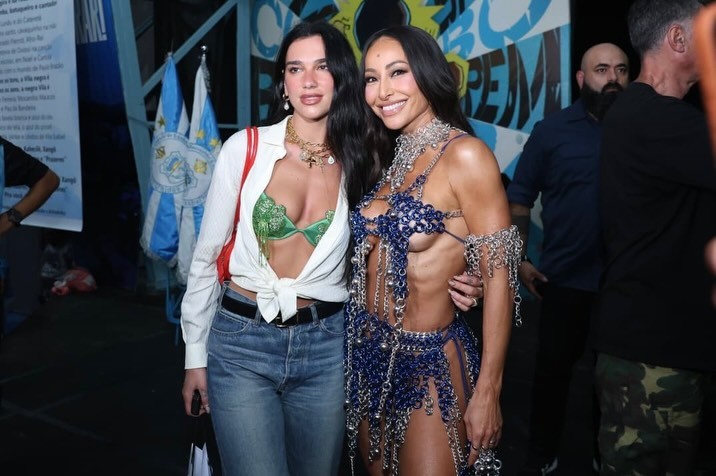 Dua Lipa encontra Sabrina Sato em ensaio da Vila Isabel e vê Fla-Flu no Maracanã