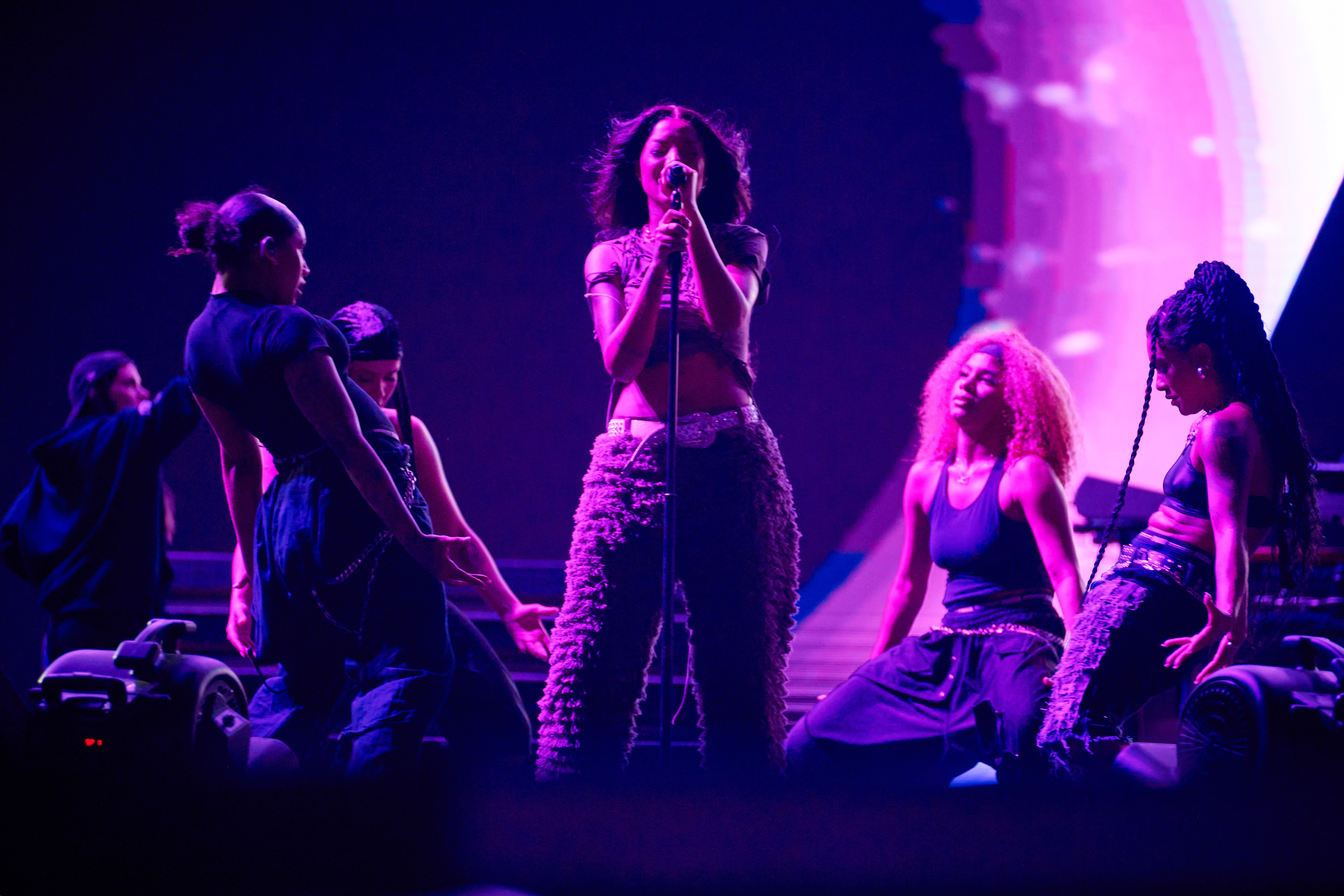 Ludmilla celebra a comunidade LGBTQIA+ e o empoderamento da favela em show na Tusca; VÍDEO