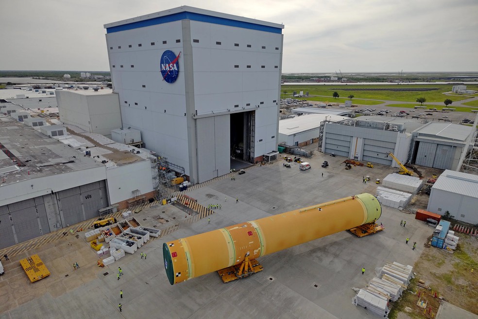 Estágio central do foguete que vai lançar a Artemis III é transportado da fábrica da NASA em Nova Orleans até a balsa Pegasus, em 20 de abril de 2025. — Foto: NASA/Michael DeMocker