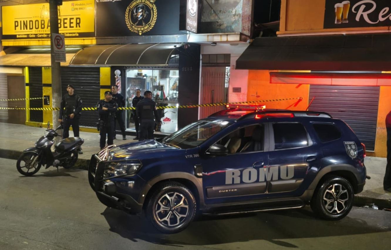 Barbeiro de 23 anos leva 3 tiros enquanto atendia cliente no interior de SP
