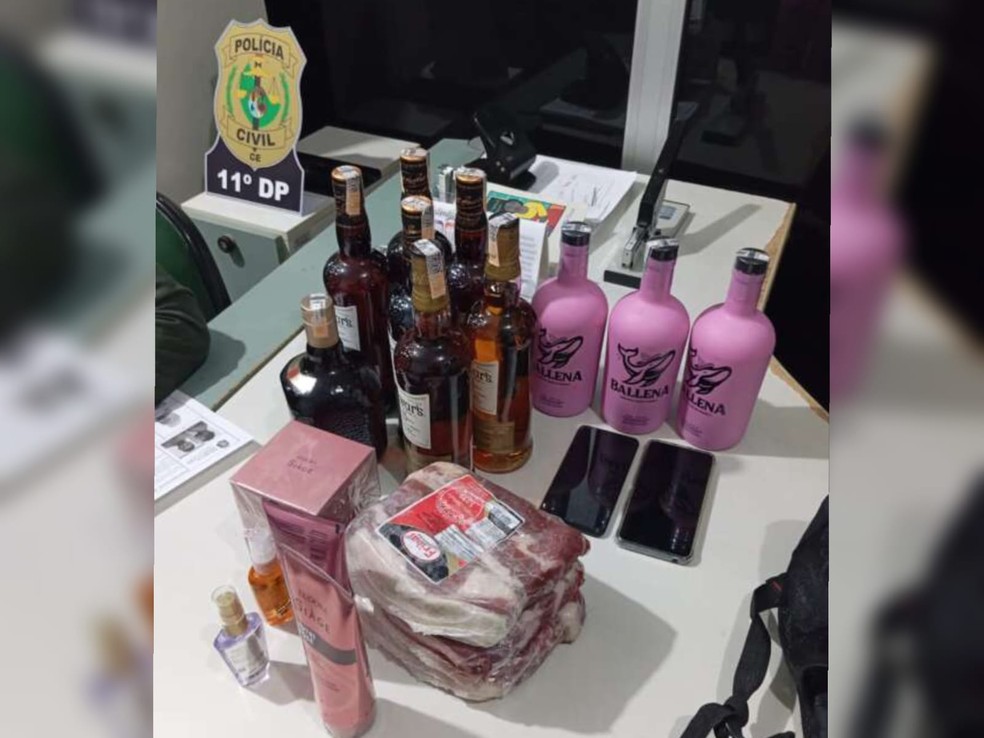 PMs apreenderam 11 garrafas de bebidas alcoólicas, 6kg de picanha e dois frascos de perfume roubados de supermercado. — Foto: Polícia Militar/ Divulgação