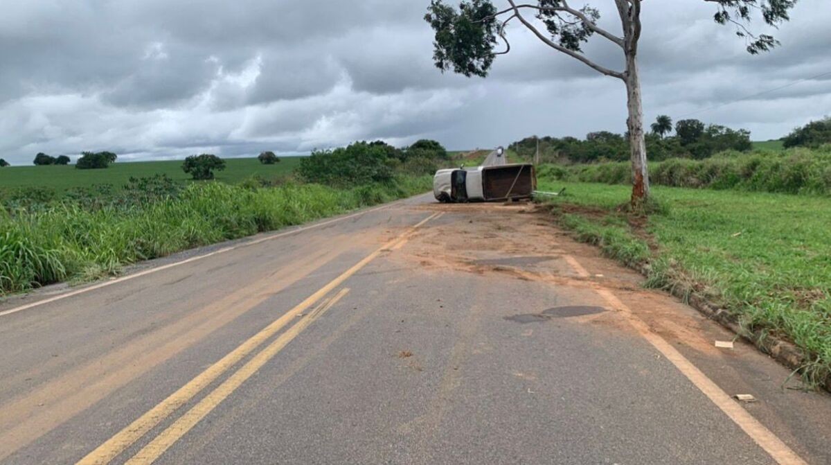 Motorista fica ferido após tombamento de caminhonete na MGC-479
