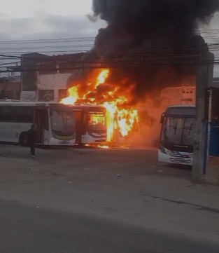 Incêndio atinge garagem de ônibus na Zona Norte do Rio