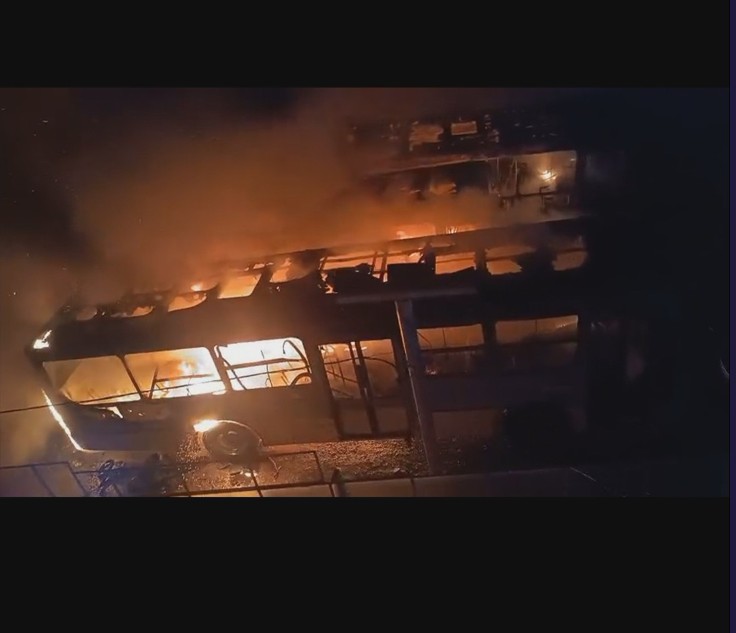 Garagem de ônibus pega fogo em Ponte Nova e destrói veículos; VÍDEO