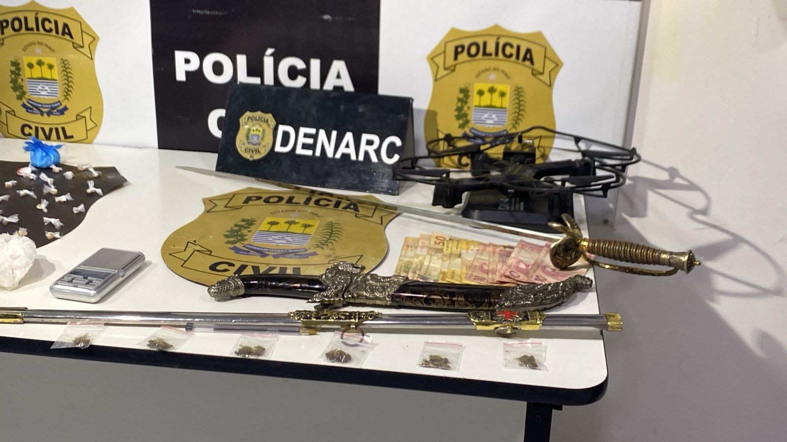 Facção usava drone para monitorar a polícia em Teresina; membros foram presos e equipamento e espada apreendidos 