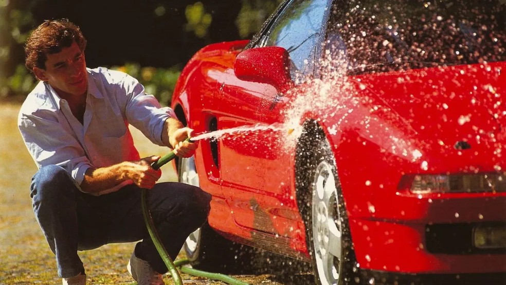 Ayrton Senna lavando seu Honda NSX — Foto: Norio Koike/Divulgação