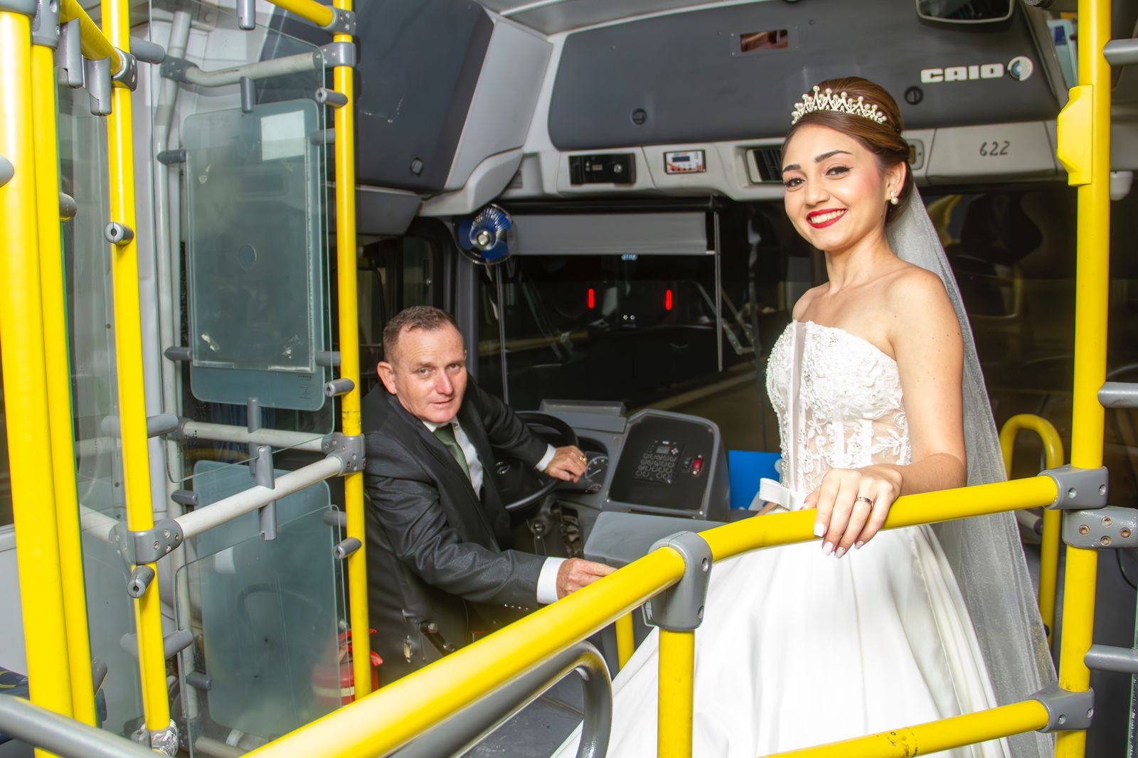 Noiva homenageia pai motorista com ensaio fotográfico em terminal de ônibus: 'Honrar tudo o que ele fez'