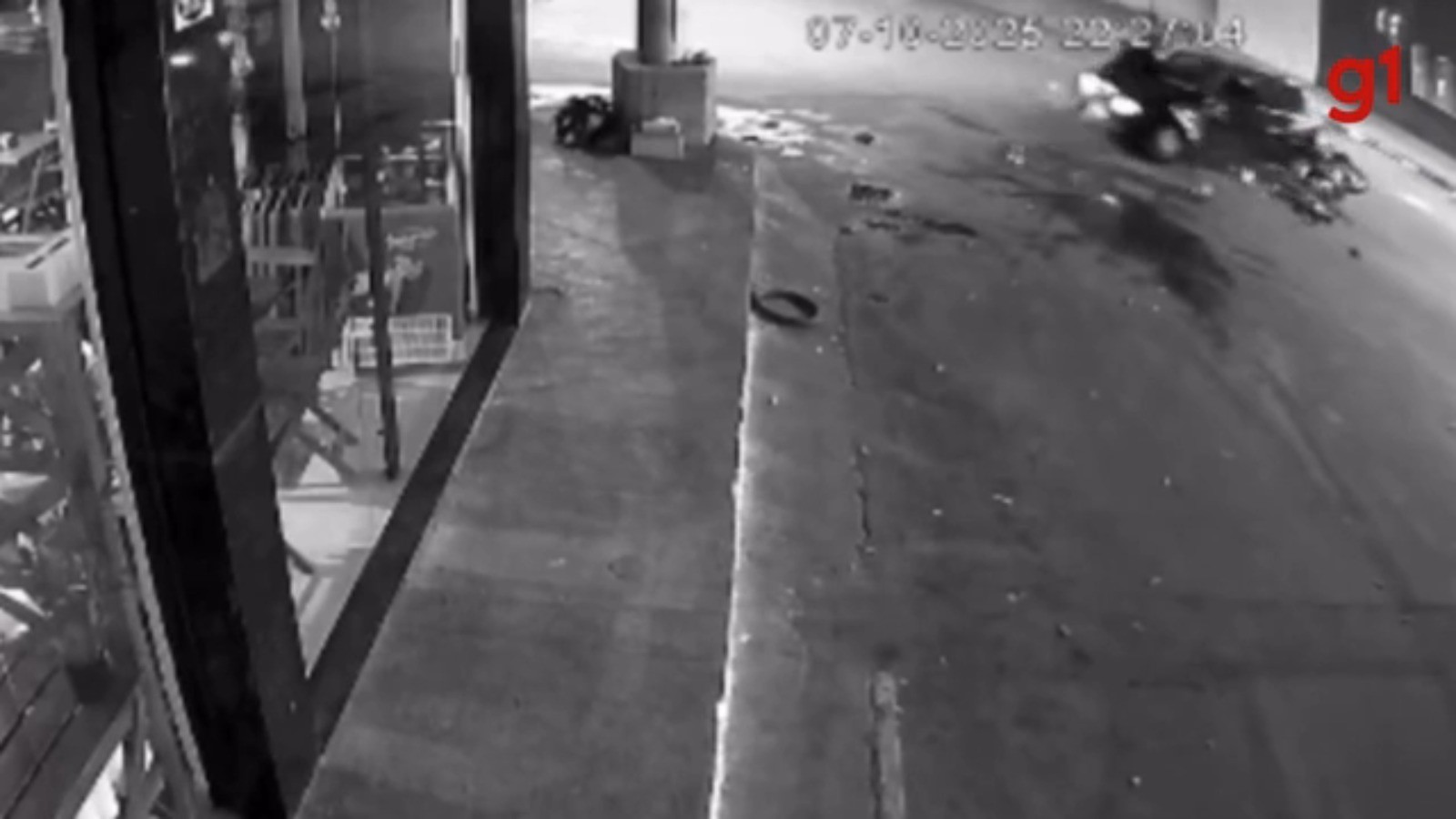 Motociclista é lançado ao chão após colisão com carro em Caratinga; veja vídeo