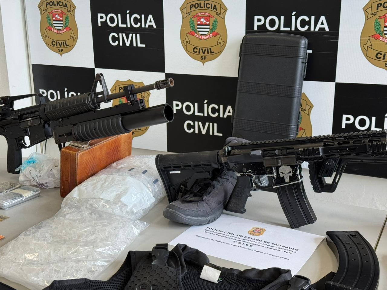 Chefe do PCC e namorada são presos com meio milhão em armas de guerra, incluindo lança-granadas; VÍDEO