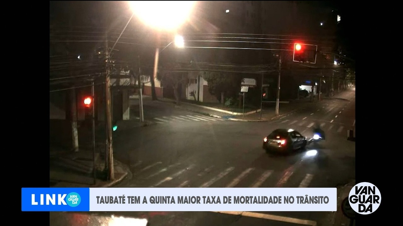 Motorista de caminhonete atropela estudante, bate em árvore e morre em Pindamonhangaba