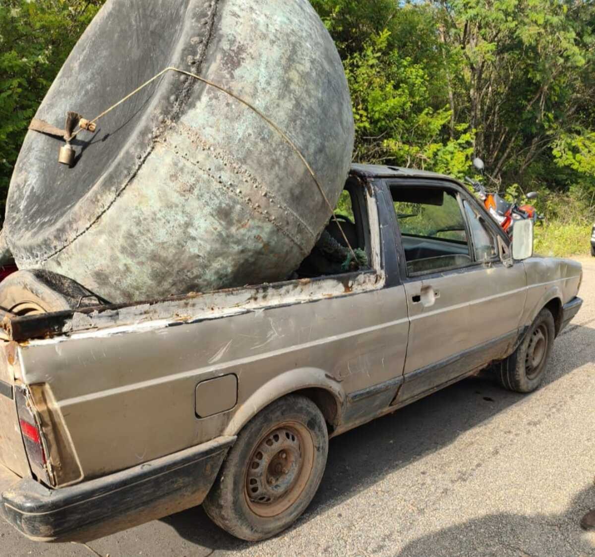 Alambique roubado de engenho é encontrado dentro de carro abandonado na zona rural de Ceará-Mirim