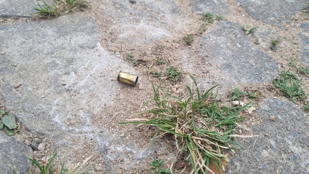 Capsula no chão, no local do crime — Foto: Quézia Prado\Inter TV dos Vales