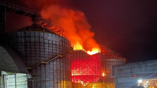 Incêndio atinge silo de empresa de grãos no RS