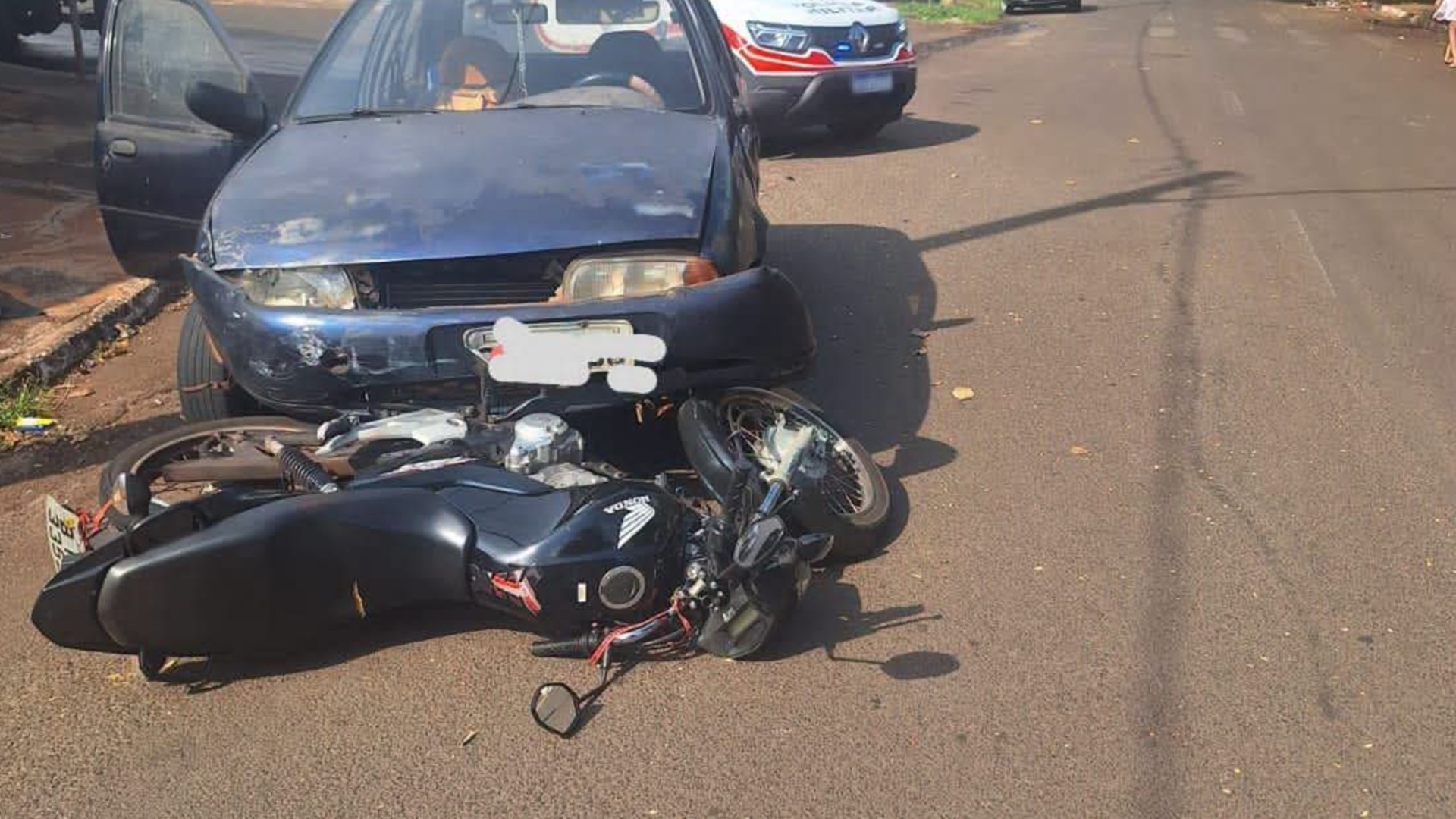 Motorista sem CNH é preso suspeito de bater em motociclista e fugir com veículo preso ao para-choque 
