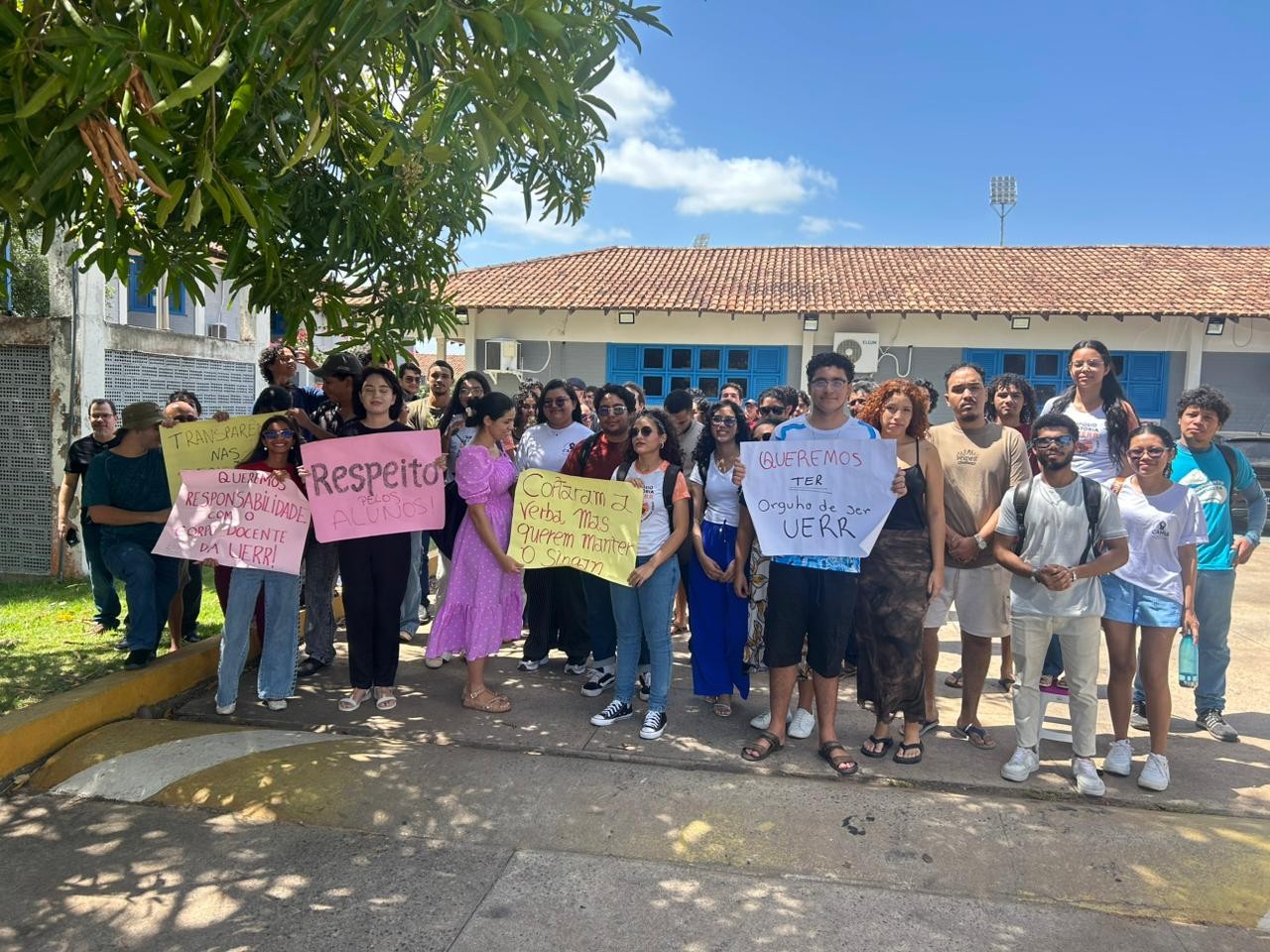 Estudantes da UERR fazem protesto após anúncio de início do semestre com aulas pela internet