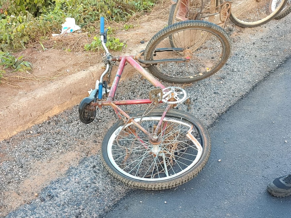 Bicicleta que era conduzida pela vítima de 87 anos — Foto: Iara Nóbrega/Inter TV Cabugi