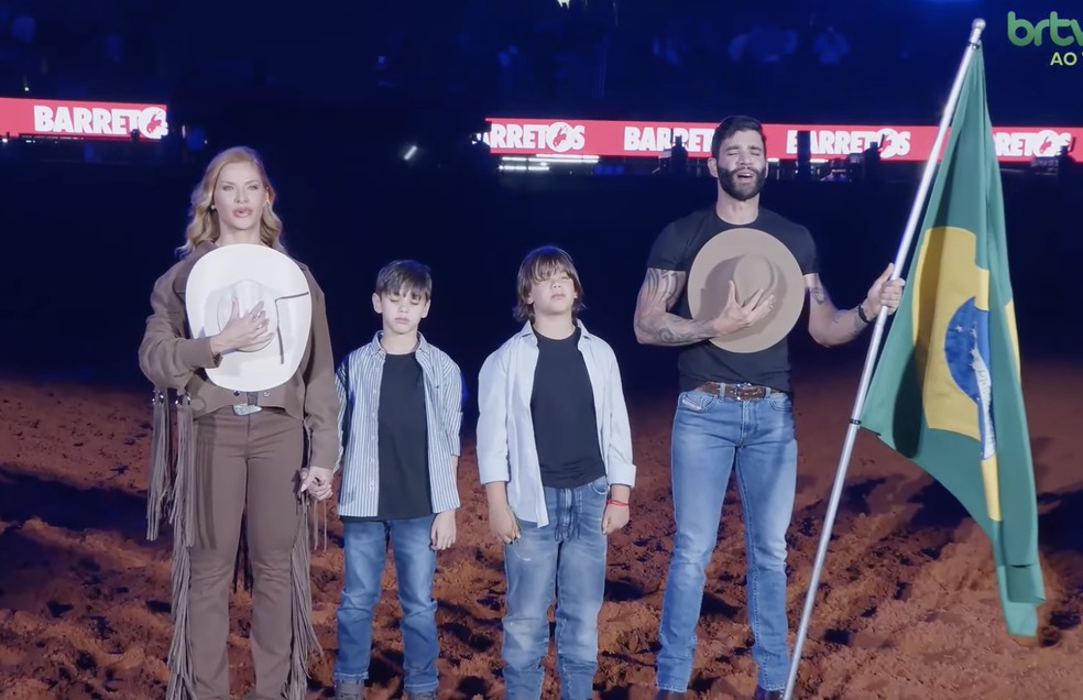 Andressa Suita, os filhos e Gusttavo Lima cantam hino nacional na arena da Festa do Peão de Barretos 2026 na final da PBR — Foto: BRTVMax