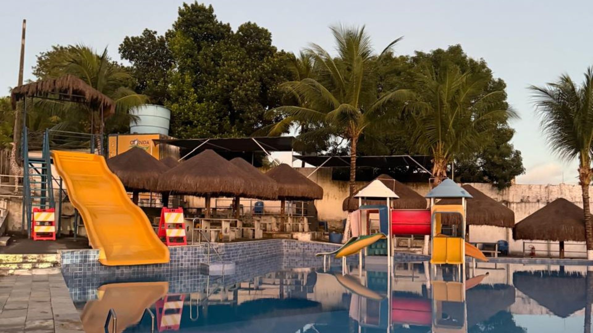 Menino de 7 anos morre após se afogar em piscina de parque aquático em Olinda