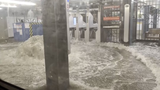 Chuva intensa inunda metrô de Nova York e assusta passageiros; VÍDEO - Inundações levaram à suspensão ou atraso dos serviços de metrô na cidade, e deixaram vagões presos nas estações submersas. O clima severo também afetou as operações nos aeroportos de Nova York e Nova Jersey.