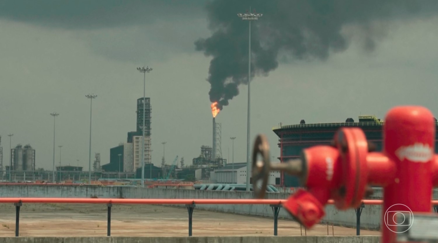 Irã vai permitir a passagem de 20 petroleiros pelo estreito de Ormuz nos próximos dias, diz Paquistão