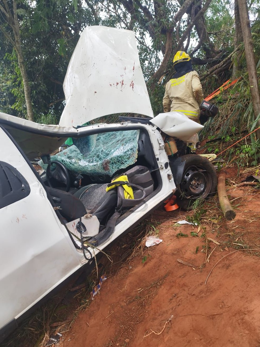 Carro cai em ribanceira de 10 metros e jovem fica enroscado em arame na PR-082, em Rondon — Foto: PRE