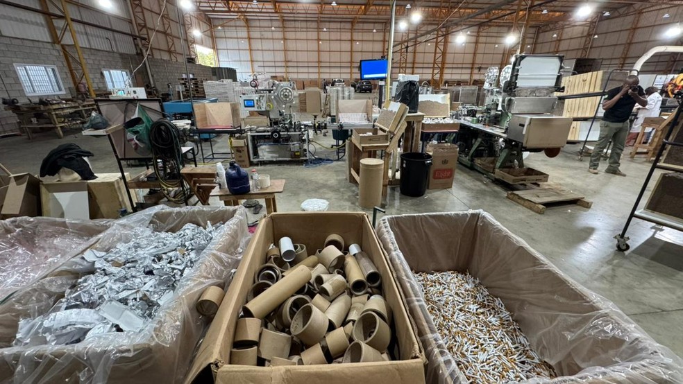 Polícia encontra fábrica clandestina de cigarros em Salto — Foto: Victor Cardoso / TV TEM