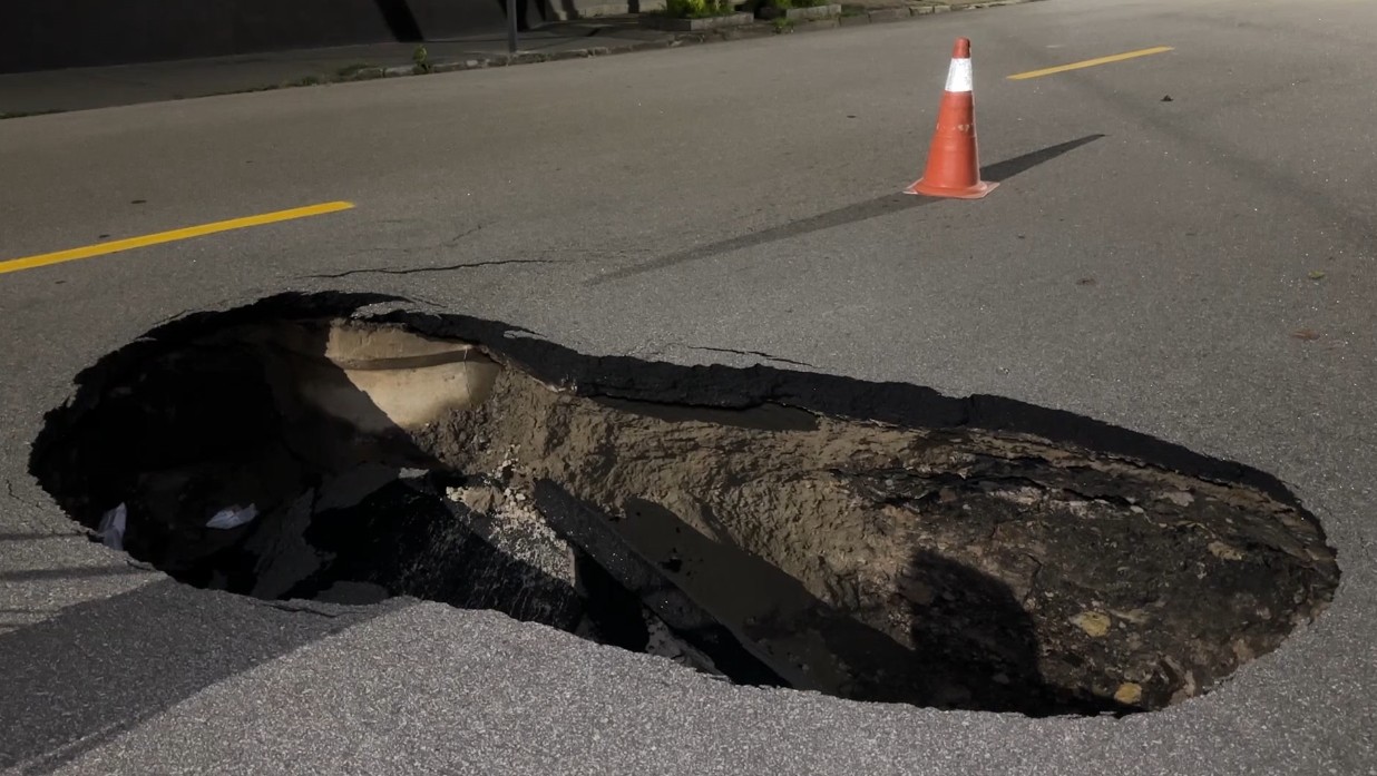 Cratera se abre e interdita trecho de rua na Vila São José, em Taubaté; veja vídeo