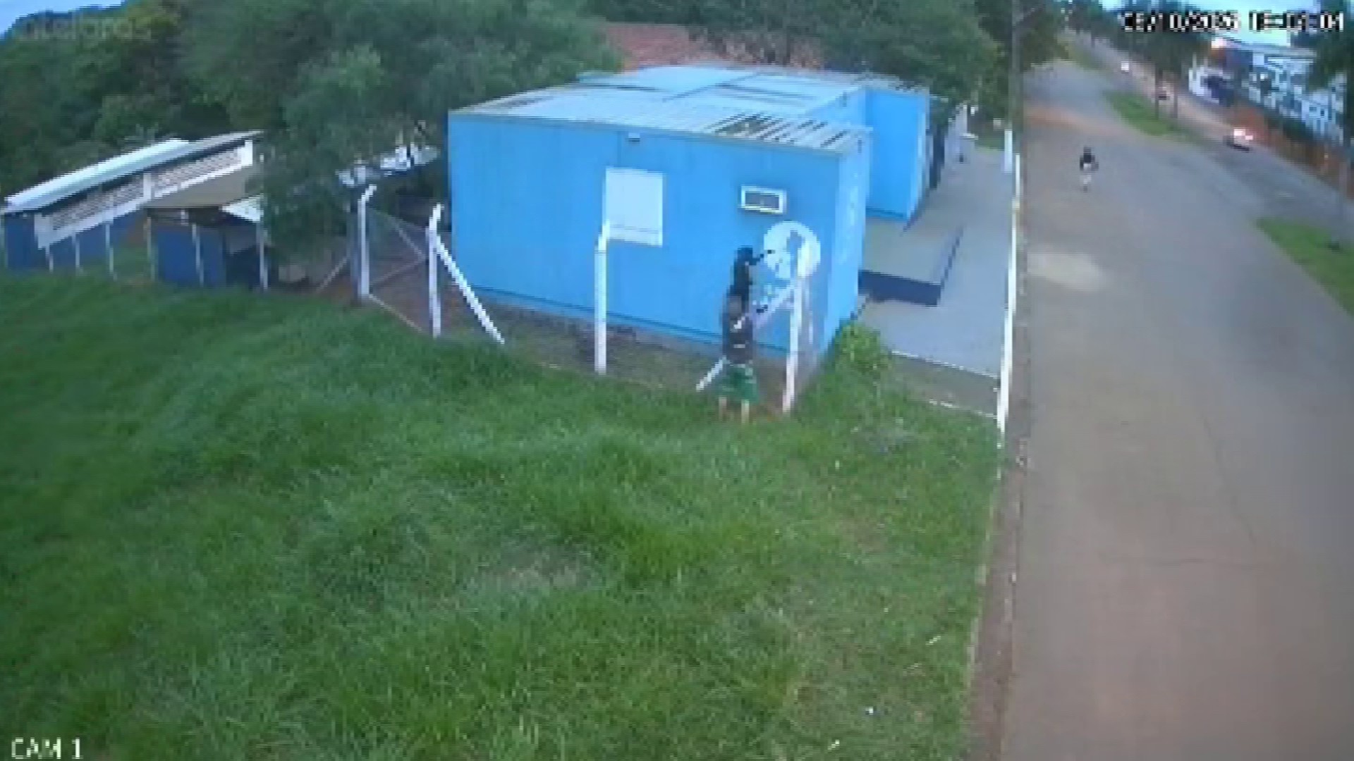Homem joga cão por cima de grade e abandona animal em zoonoses no interior de SP; VÍDEO