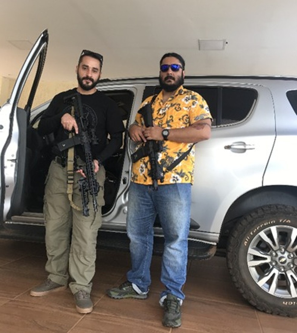 Dois suspeitos de integrarem a milícia do megatraficante Dom, exibindo fuzis: Iuri Silva de Gusmão e Wanderlei Cunha Junior — Foto: Redes Sociais/Reprodução