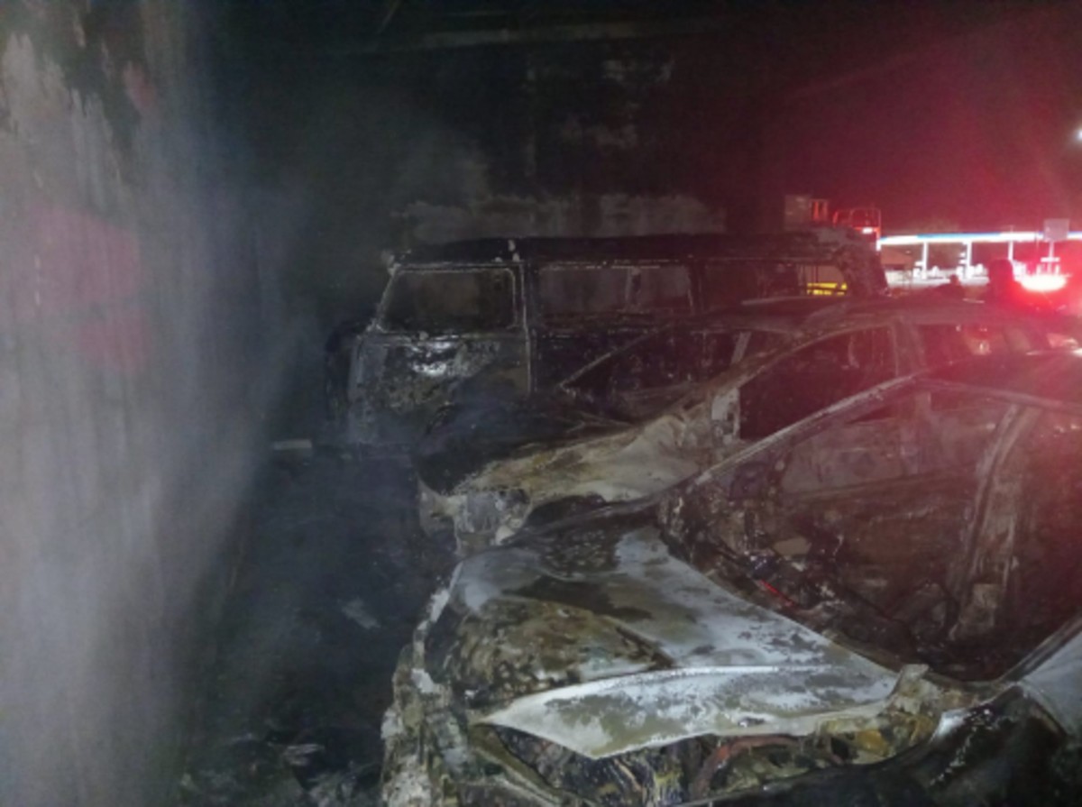 Homem é preso após incendiar quatro carros de revendedora e dois veículos estacionados em rua; VÍDEOS