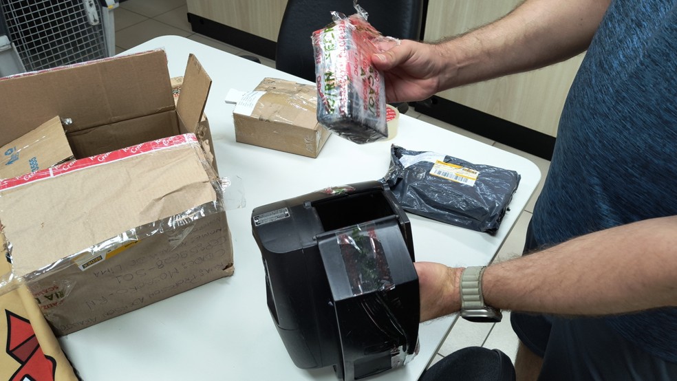 Pacote com droga encontrado pela PF dentro de máquina de registro de ponto eletrônico — Foto: PF/Divulgação
