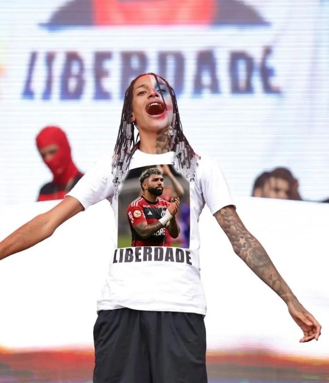 'Free Gabigol': Montagem com Oruam no Lolla pede liberdade ao jogador, após suspensão 
