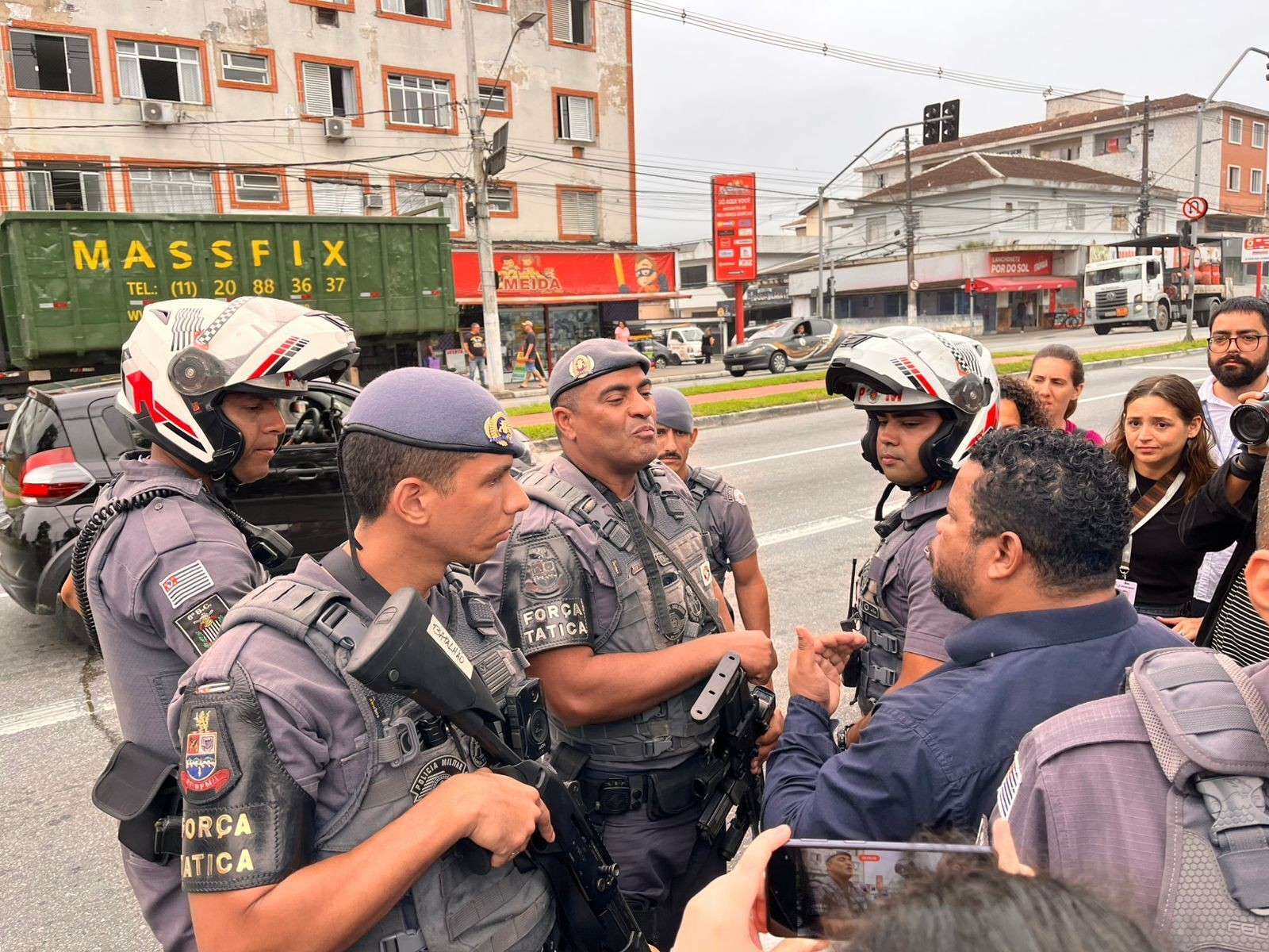 Presença da PM gera tensão em velório de menino de 4 anos morto em confronto entre policiais e suspeitos no litoral de SP