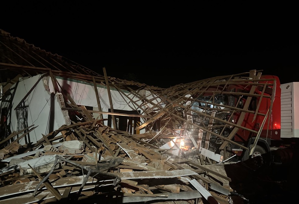 Casa fica destruída após ser atingida por carreta em Mirassol d'Oeste (MT) — Foto: Reprodução/CBM-MT