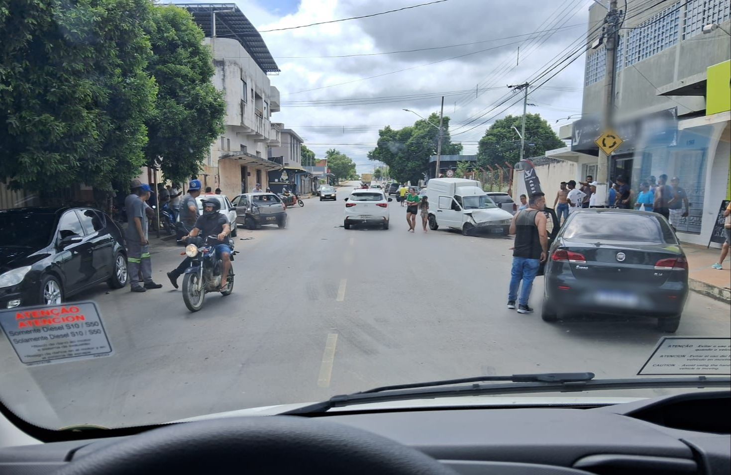 VÍDEO: Motorista com suspeita de embriaguez provoca acidente com quatro carros em Lagoa da Prata 