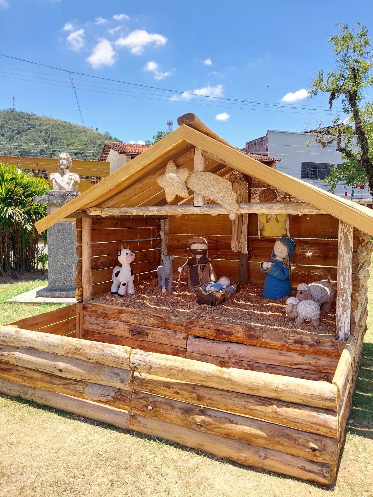 Tradição em Bananal, decoração de Natal da cidade é feita em crochê por dezenas de voluntários; veja FOTOS