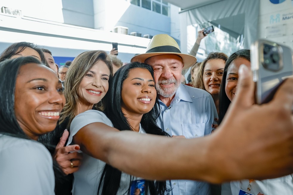 O presidente Lula tira foto com mulheres durante visita a hospital de Belo Horizonte (MG) — Foto: Ricardo Stuckert/Presidência da República