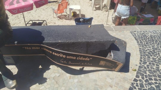 Turista quebra banco da estátua de Drummond ao tentar abrir coco no Rio - Foto: (Divulgação/ Seconserva)