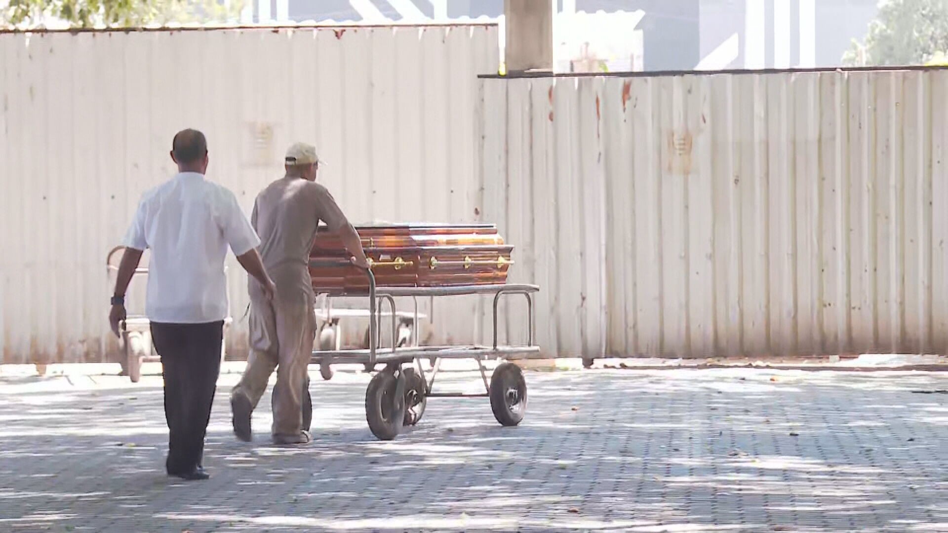 Parentes e amigos se despedem de médica morta a tiros em perseguição no Rio