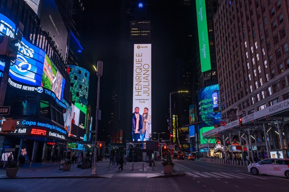 Henrique e Juliano aparecem em divulgação de 'To Be' na Times Square em Nova York — Foto: Reprodução/Facebook