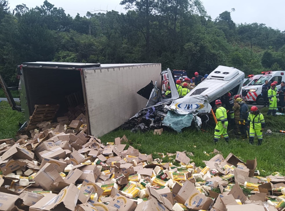 Carreta tomba sobre van e deixa quatro mortos na BR-116, na Grande Curitiba — Foto: PRF