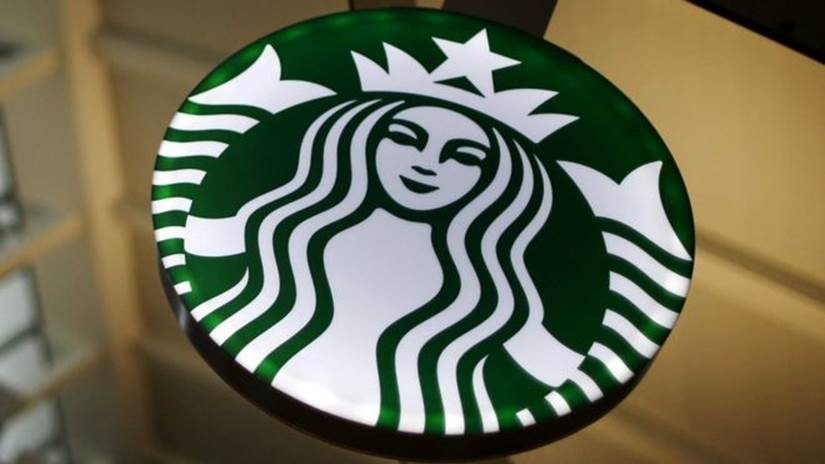 Starbucks anuncia fechamento de lojas e cerca de 900 demissões em reestruturação de US$ 1 bilhão