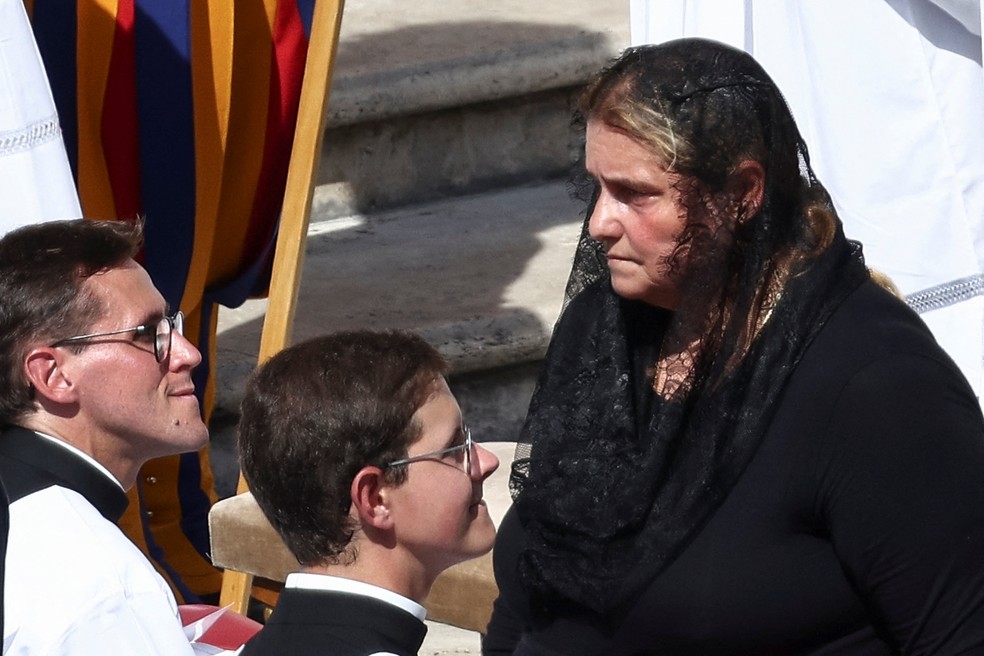 Mãe de Carlo Acutis, Antonia Salzano Acutis, participa da missa de canonização do filho no Vaticano neste domingo (7) — Foto: Guglielmo Mangiapane/Reuters