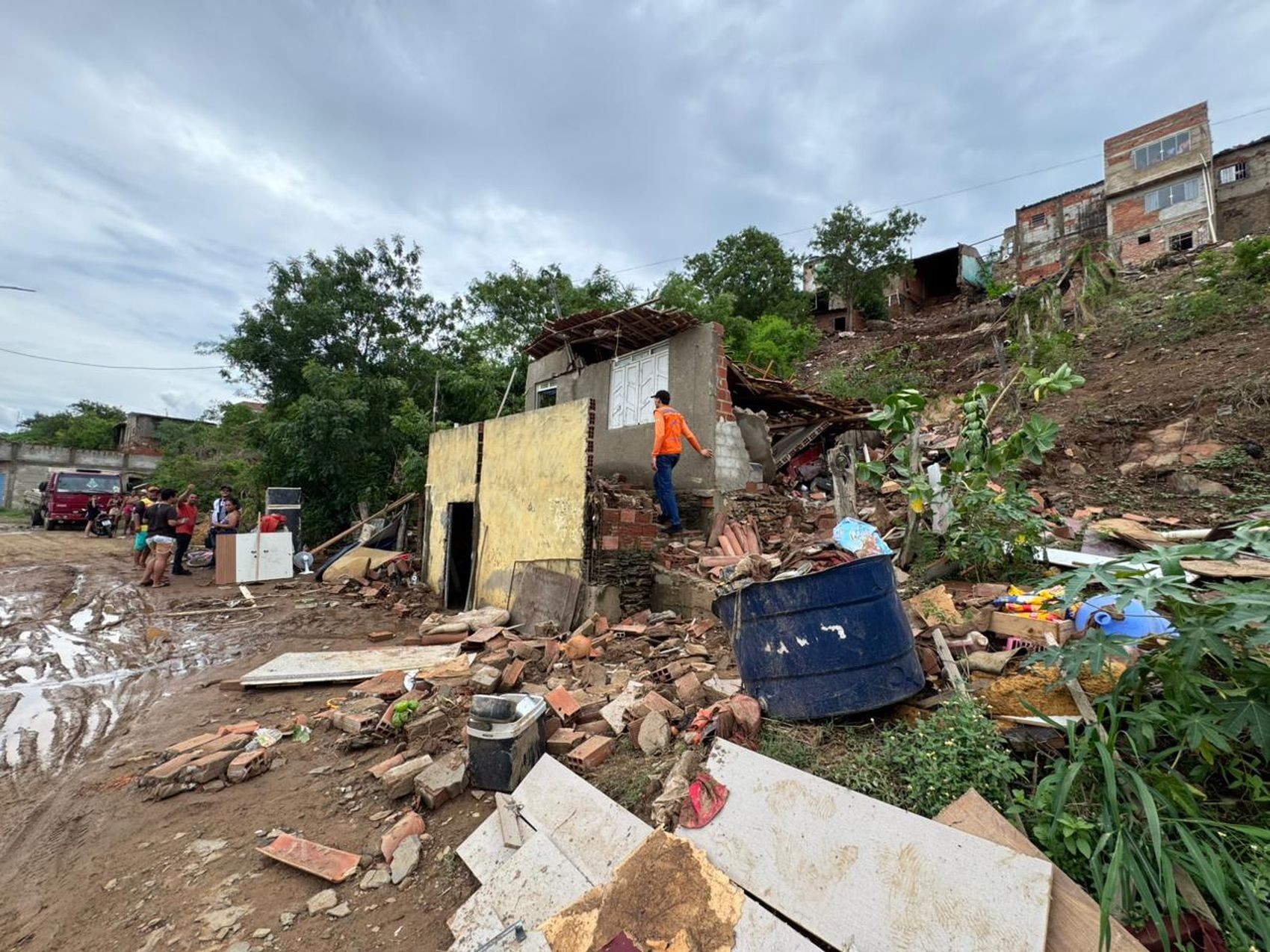 Casa desaba e rodovia é interditada em Porto da Folha após fortes chuvas