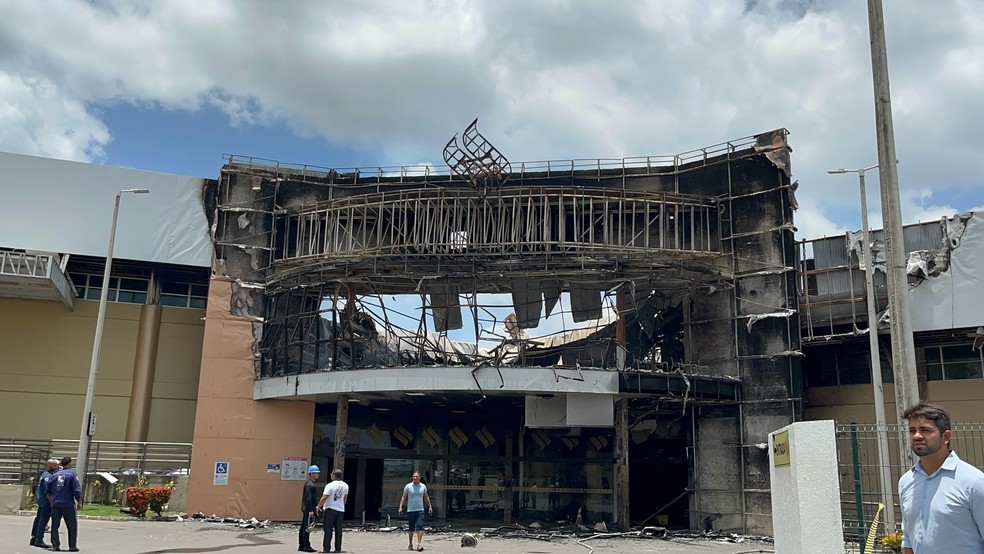 Shopping Cidade Luz, em Guarabira, pós incêndio ter sido controlado — Foto: Pedro Júnior / TV Cabo Branco