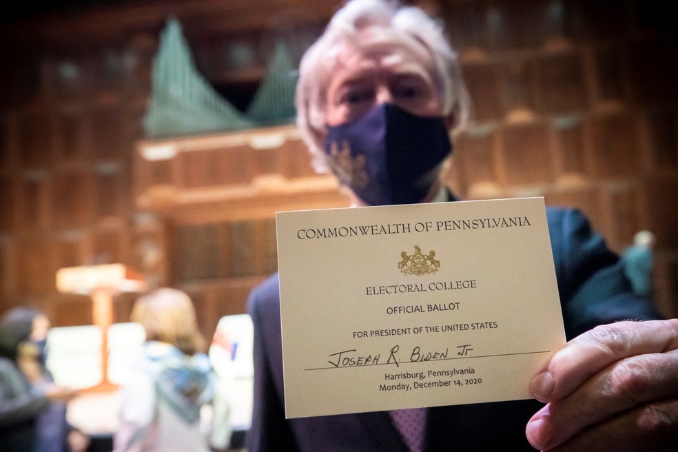 Delegado mostra cédula ao votar pelo Colégio Eleitoral em 2020 — Foto: Commonwealth Media Services/Handout via Reuters