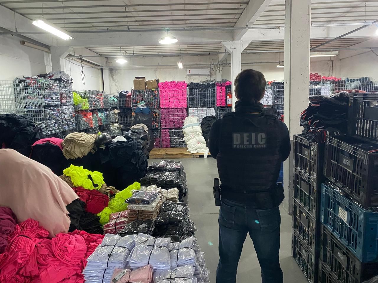 Fábrica de roupas falsificadas que abastecia lojas em todo o Brasil tem 250 mil peças recolhidas em SC